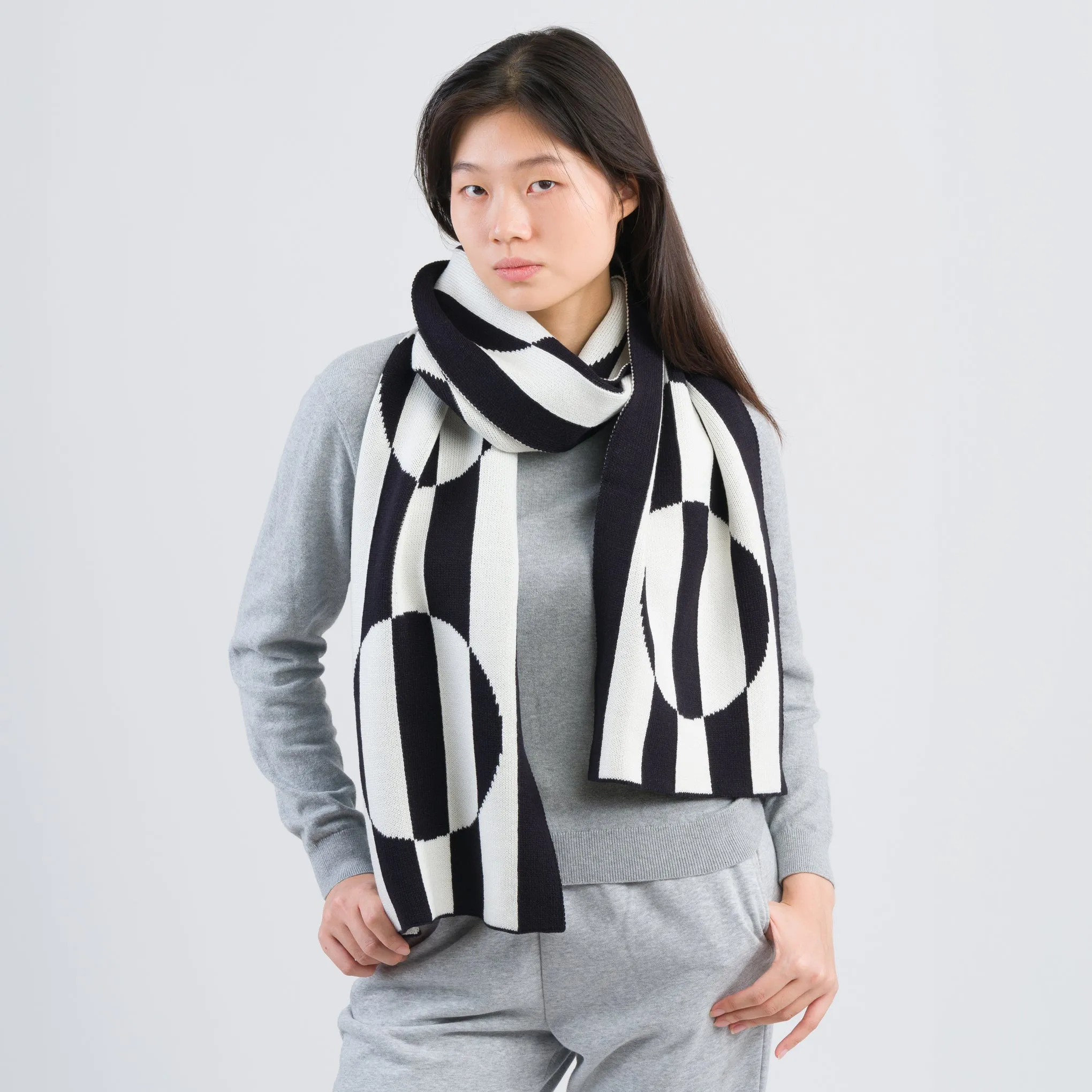 Verloop Oversized Contrast Dot Scarf